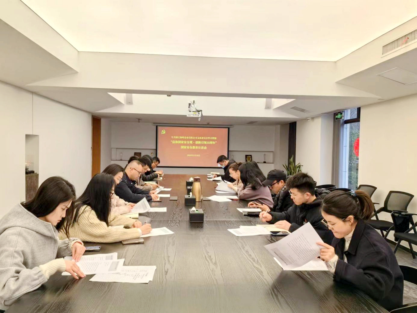 狮峰茶业党支部展开“全部国度宁静观•立异引领10周年”国度宁静教导日勾当